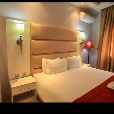 Glee Hotel Aliayabiagba エクステリア 写真
