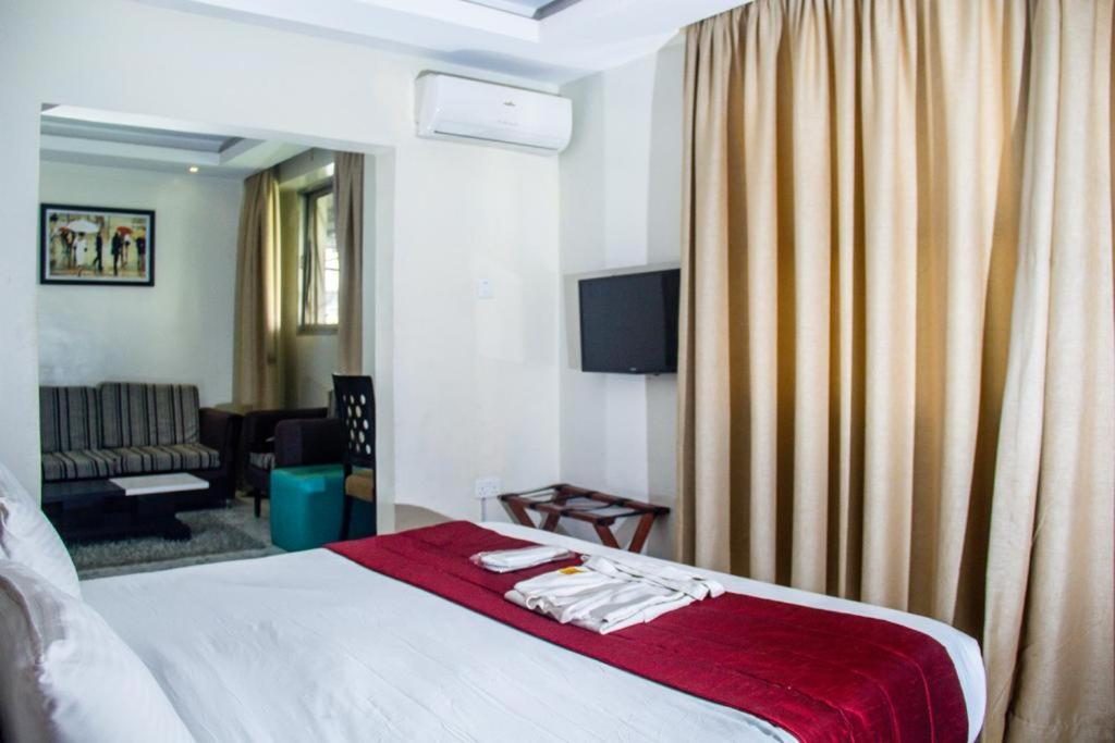 Glee Hotel Aliayabiagba エクステリア 写真