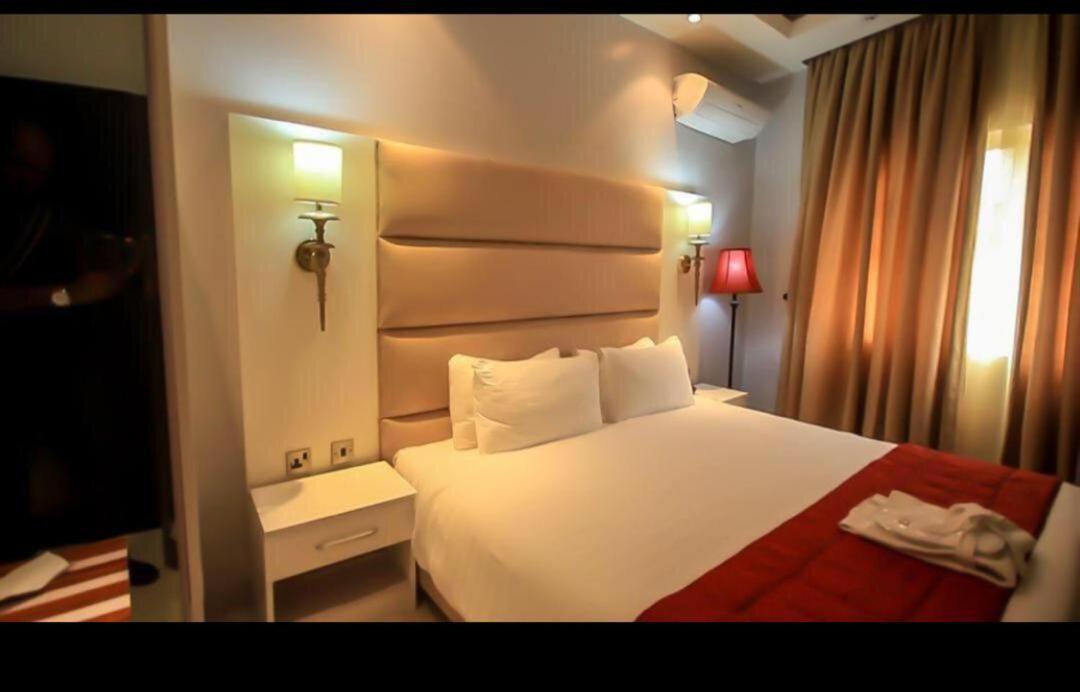 Glee Hotel Aliayabiagba エクステリア 写真