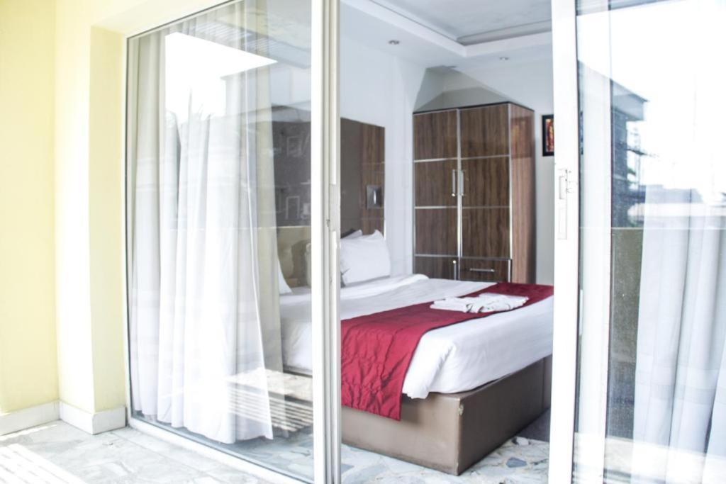 Glee Hotel Aliayabiagba エクステリア 写真