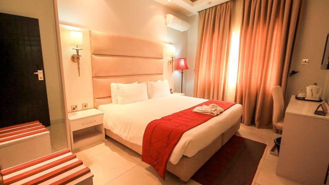 Glee Hotel Aliayabiagba エクステリア 写真