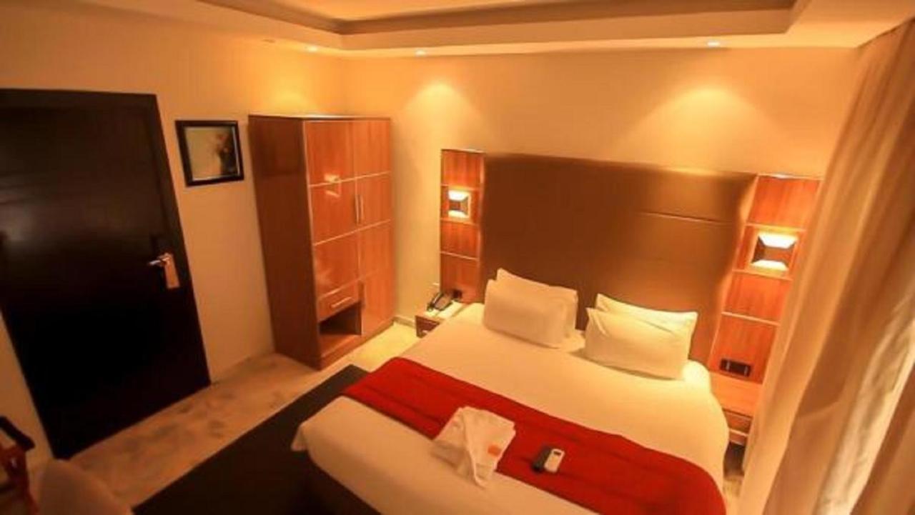 Glee Hotel Aliayabiagba エクステリア 写真