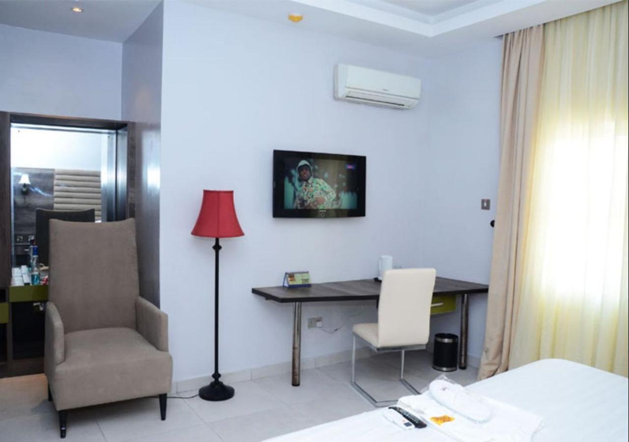 Glee Hotel Aliayabiagba エクステリア 写真