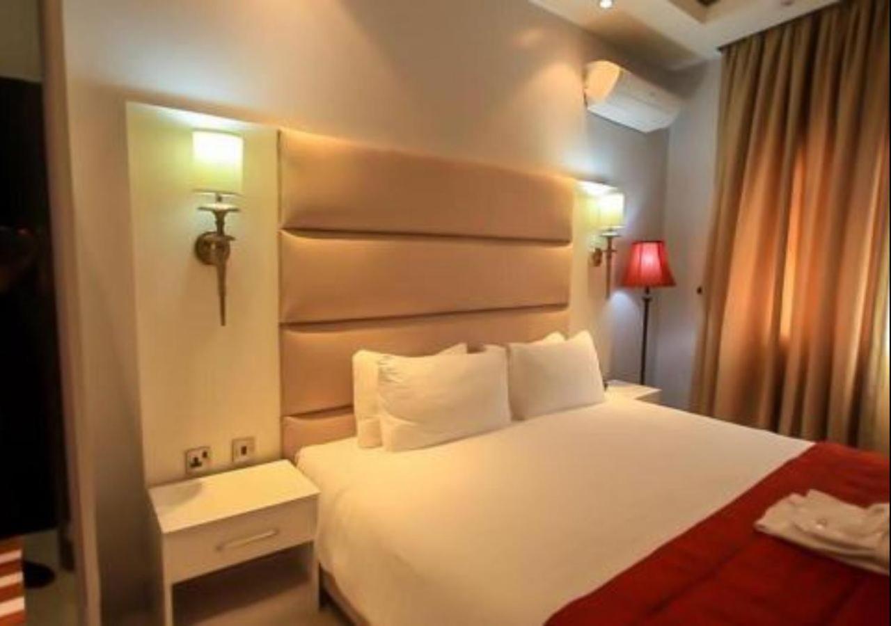 Glee Hotel Aliayabiagba エクステリア 写真