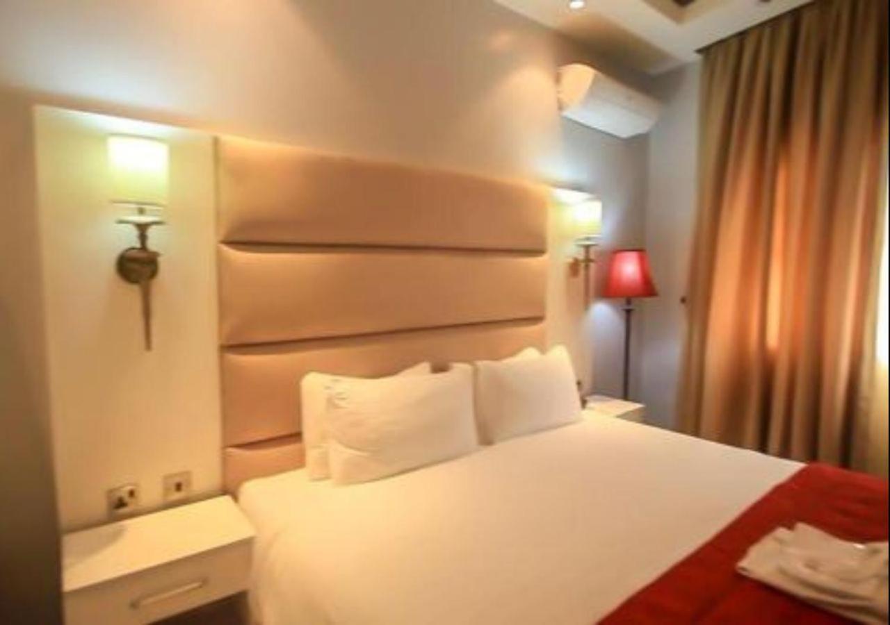 Glee Hotel Aliayabiagba エクステリア 写真
