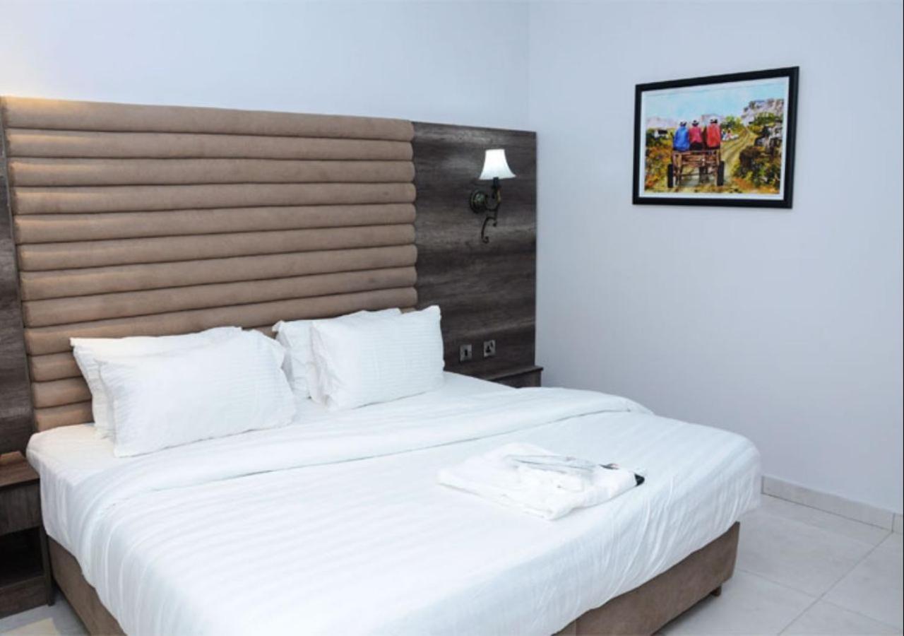 Glee Hotel Aliayabiagba エクステリア 写真