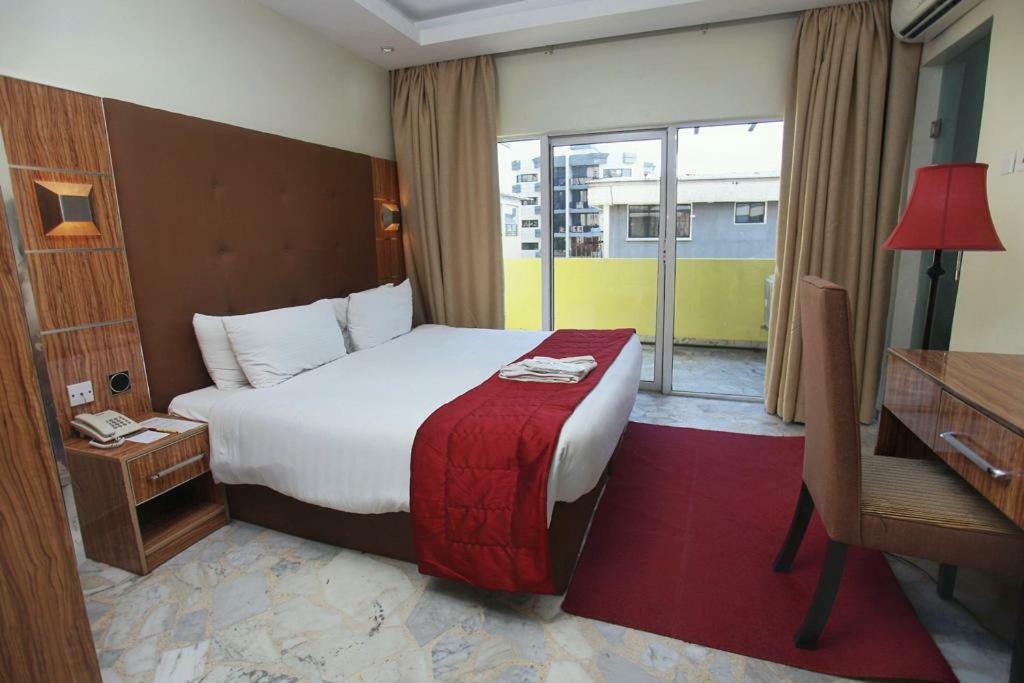 Glee Hotel Aliayabiagba エクステリア 写真