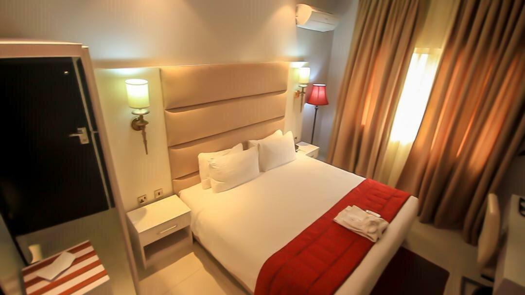 Glee Hotel Aliayabiagba エクステリア 写真