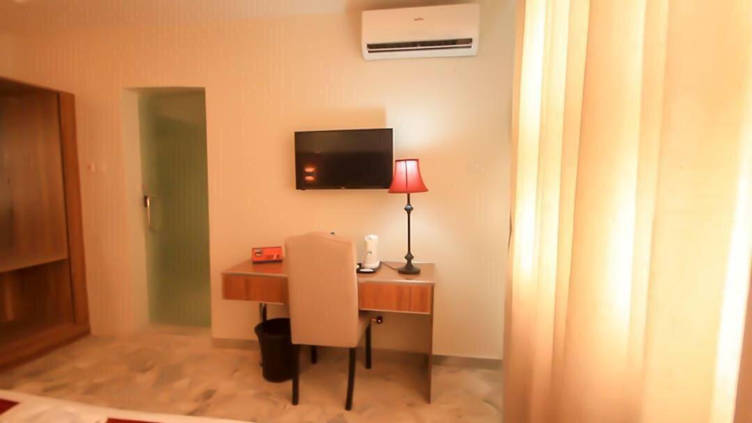 Glee Hotel Aliayabiagba エクステリア 写真