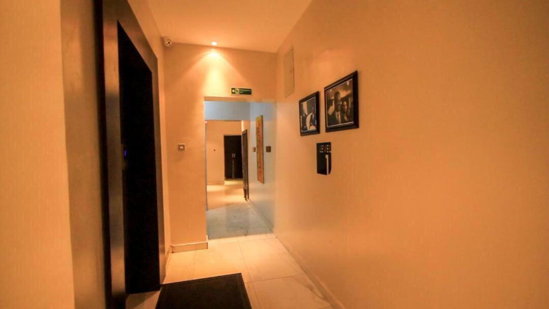 Glee Hotel Aliayabiagba エクステリア 写真