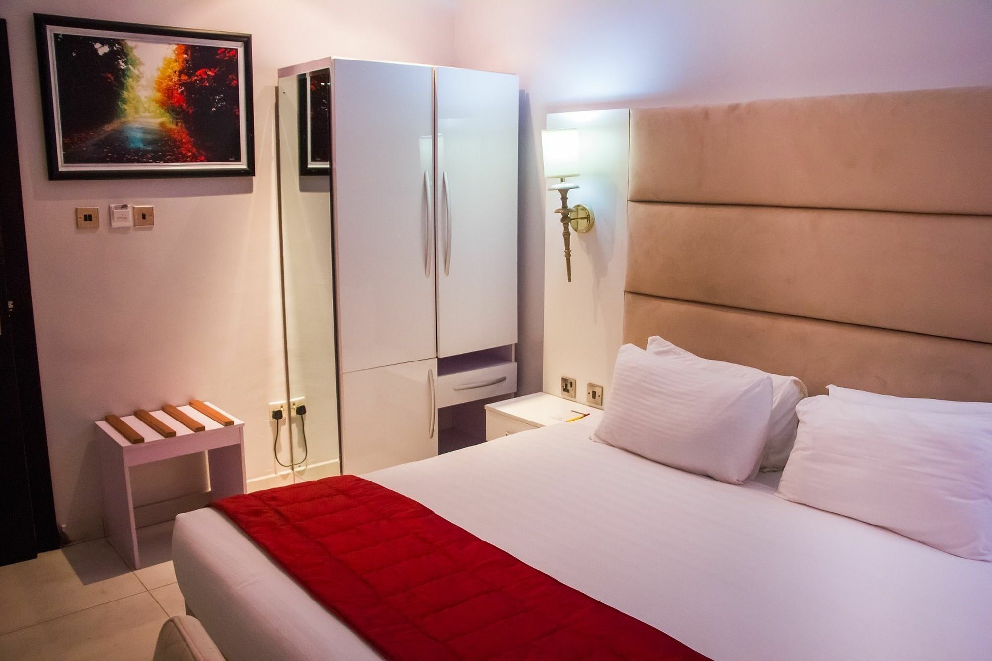 Glee Hotel Aliayabiagba エクステリア 写真